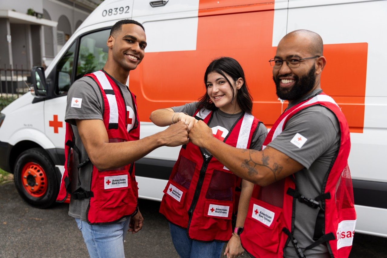 red cross volunteer delivering food