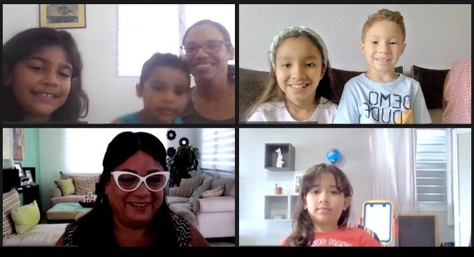 Empleada de la Cruz Roja Americana junto a niños y niñas, a través de vídeo llamada, en un adiestramiento de preparación.